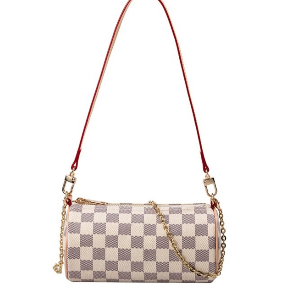 Chic handbag with chain